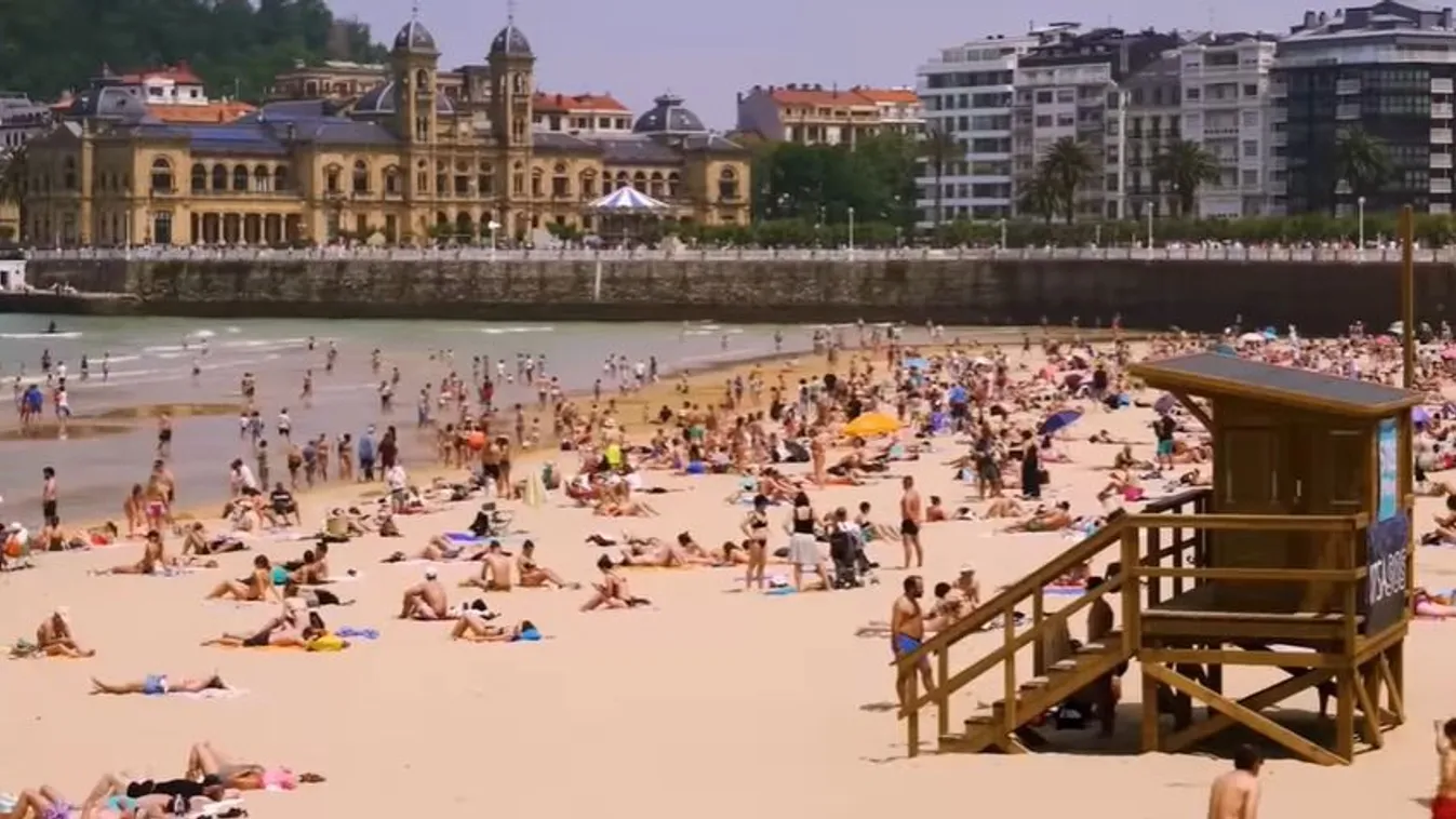 Elegük lett a turistákból a város lakóinak