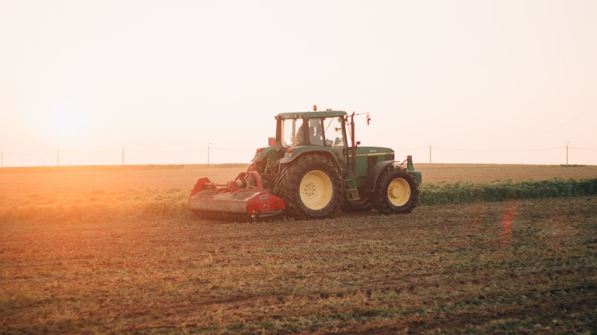 Szakadékba zuhant egy traktor: nem élte túl a balesetet a sofőr