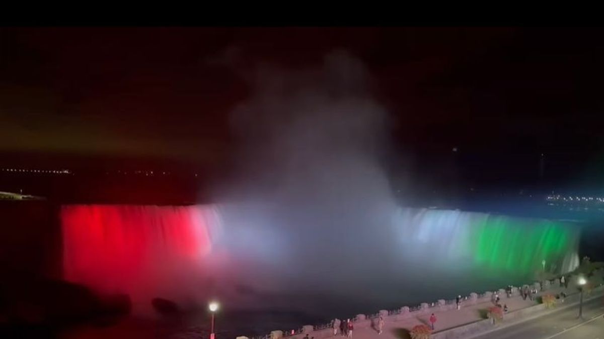 A magyar zászló színeibe borult a Niagara-vízesés - Videó