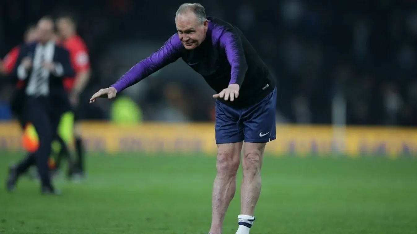 Meztelenül golfozott a balhés világsztár