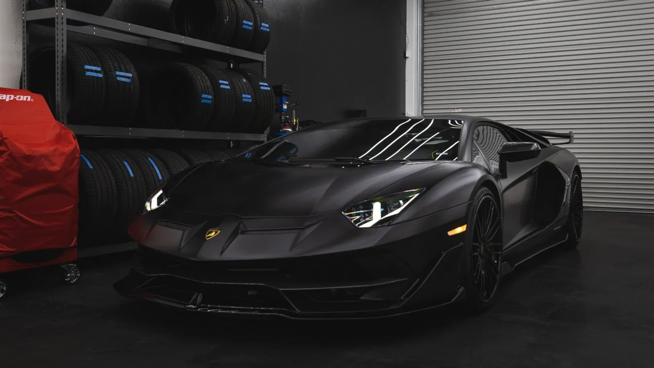 Százmilliós luxuskocsi robbant le Szegeden - videó