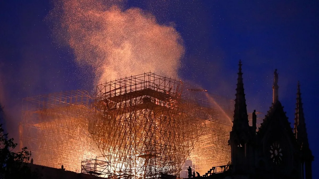 Magyar asztalos dolgozik a Notre Dame bútorain