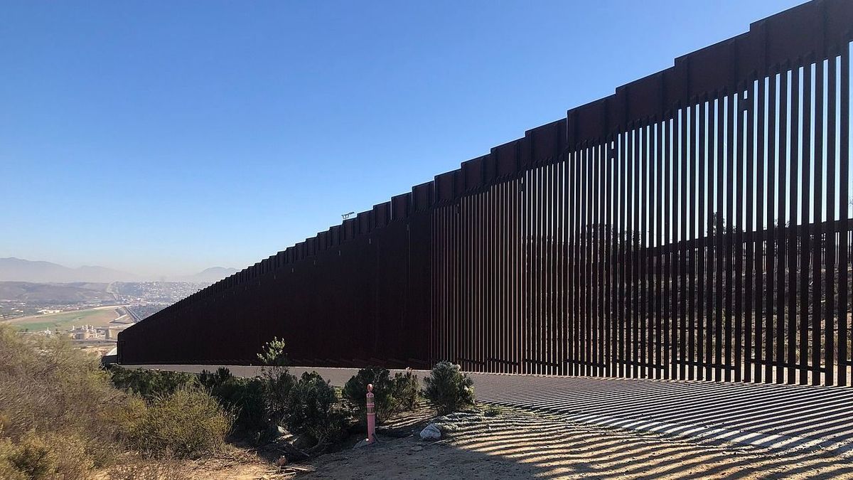 Joe Biden continúa construyendo el muro fronterizo con México de Trump
