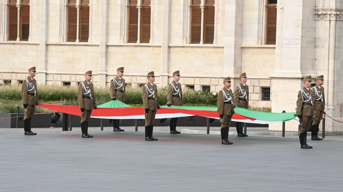 október 6 zászlófelvonás, Kossuth tér MTI