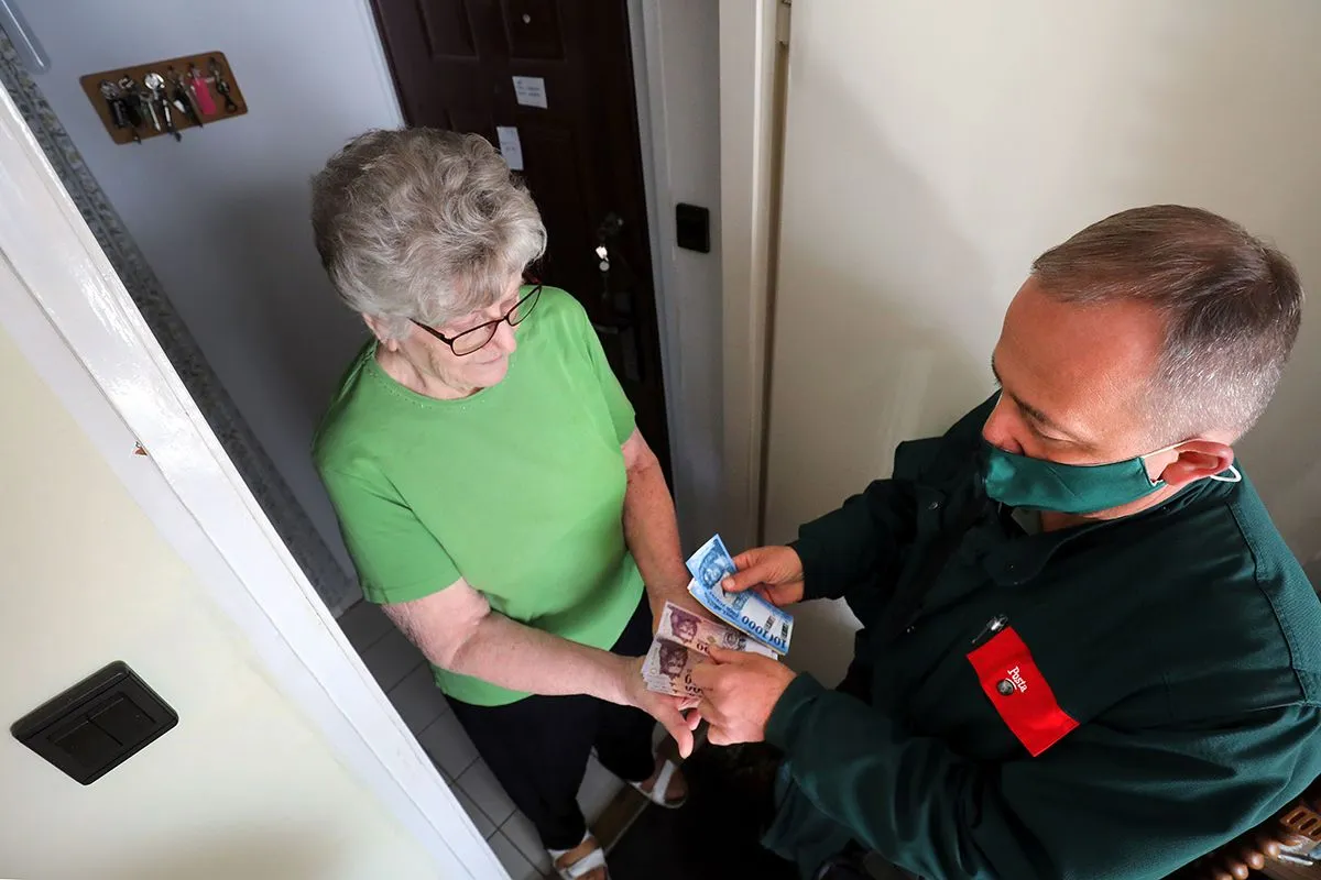 Nyugdíj kifizetés 
postás 
pénz