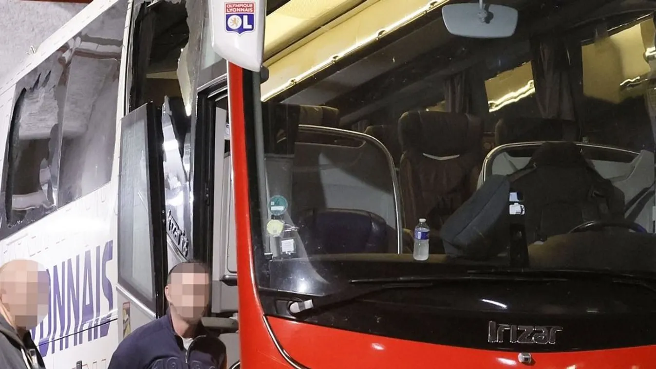 Kövekkel dobálták a sztárcsapat buszát