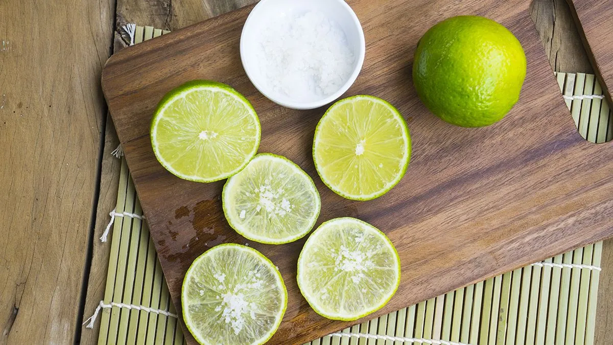 Green,Lemon,Lime,,Slice,With,Sea,Salt,And,Whole,Fruit