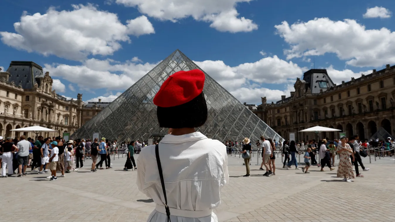 Bombafenyegetés a Louvre-ban