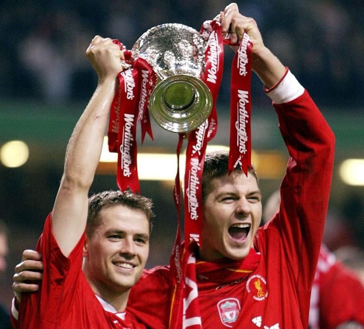 Owen (balra) és Gerrard 2003-ban együtt nyertek Ligakupát a Liverpoolban