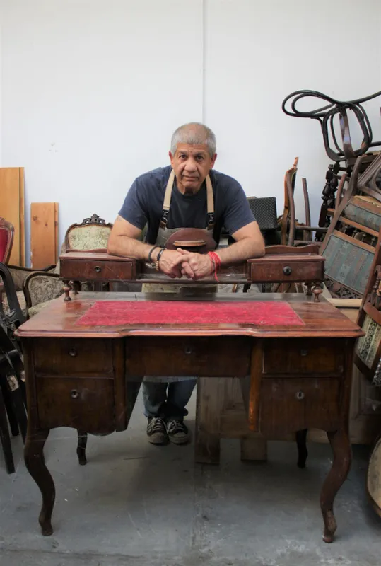 Ady Endre íróasztalát mutatja Rostás Árpád