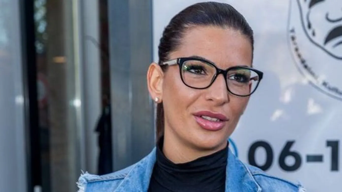 Krisztike a kamera előtt domborítja szexi fenekét