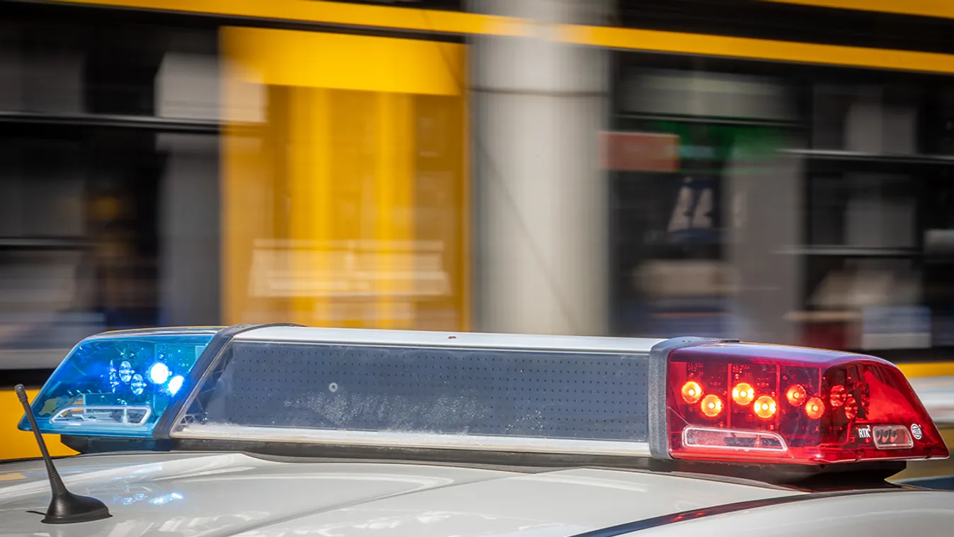 Vonatszerencsétlenség történt, tűzoltók mentik az utasokat Ceglédnél