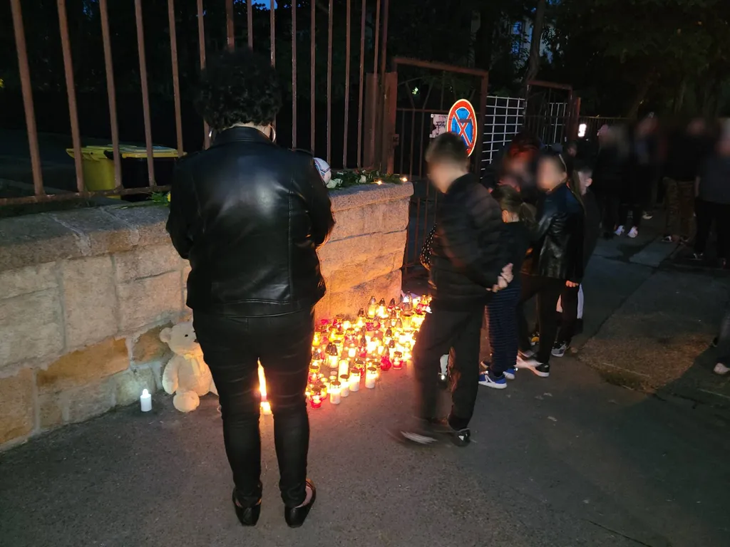 budapesti diáktragédia, XX. kerület, Mártírok útja, ledőlt betontömb, megemlékezés Gyulai István Általános Iskola 