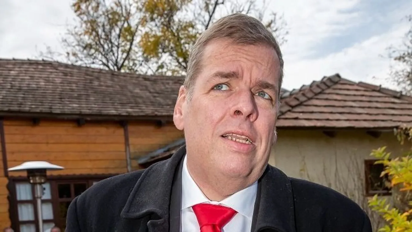 Újabb bombázó hagyta faképnél Schmuck Andort