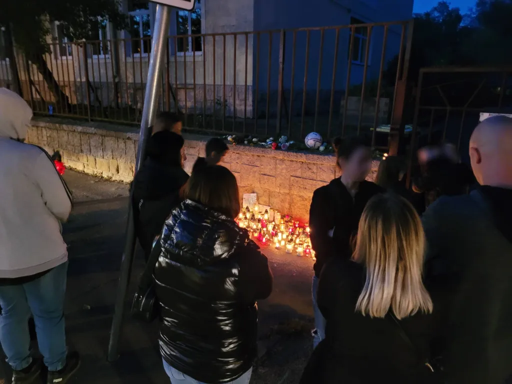 budapesti diáktragédia, XX. kerület, Mártírok útja, ledőlt betontömb, megemlékezés Gyulai István Általános Iskola 