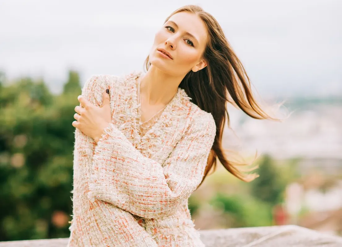 Outdoor,Fashion,Portrait,Of,Young,Woman,Wearing,Stylish,Peach,Colour