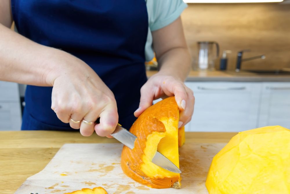 Woman,Hands,Removs,The,Skin,From,Pumpkin,With,Knife