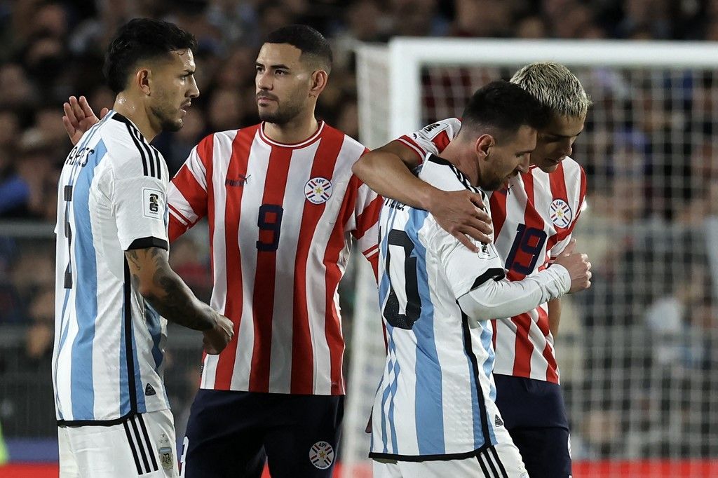 A meccs végén Paredes (balra) beszélgetett el Sanabriával (szemben), mellettük Messi és Ramon Sosa haverkodnak