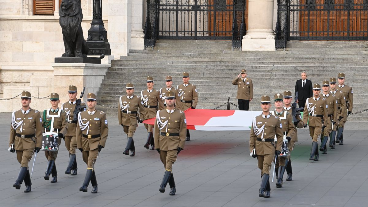 Így vonták fel a nemzeti lobogót az Országház előtt az aradi vértanúk tiszteletére – fotók