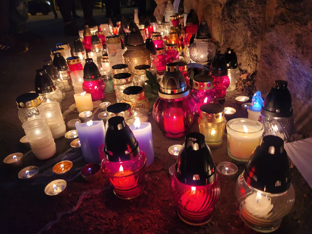 budapesti diáktragédia, XX. kerület, Mártírok útja, ledőlt betontömb, megemlékezés Gyulai István Általános Iskola 