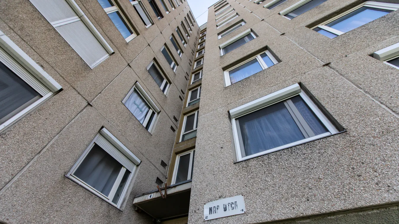 Divat lett Csepelen a tárgyak kidobálása a panelból