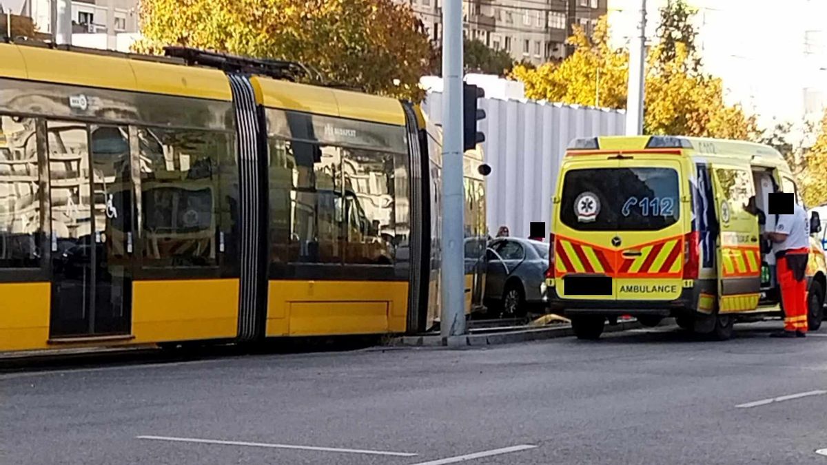 Villamossal ütközött egy autó a Fehérvári úton, fotókon a baleset