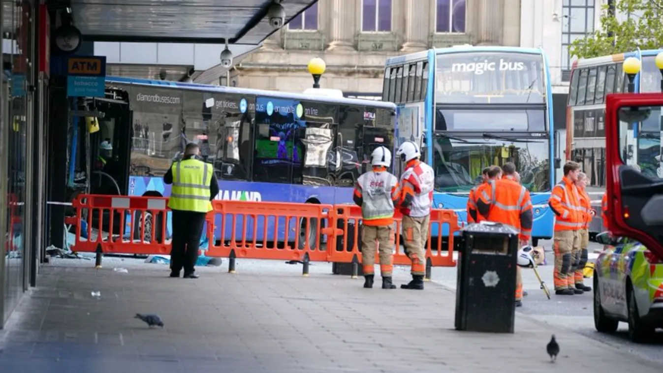 Kávézóba csapódott egy busz, többen megsérültek
