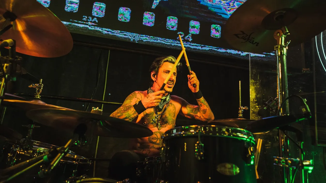 Nagy hírt jelentett be a Hooligans dobosa