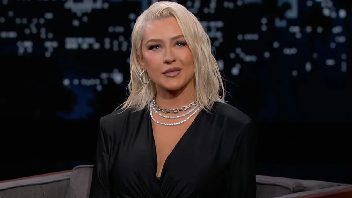 Őrület: Christina Aguilera bowling golyókat tart mellei elé