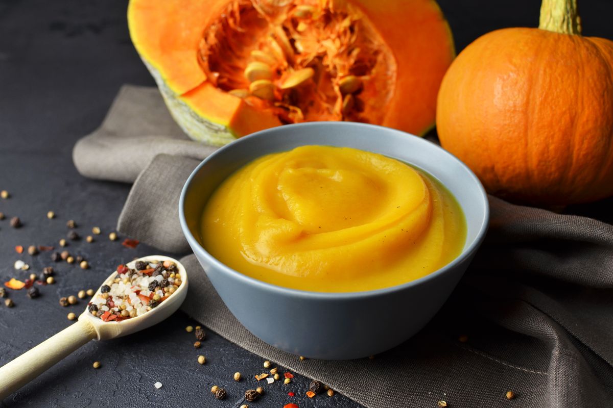 Pumpkin,Puree,With,Fresh,Pumpkins,And,Spices,In,Spoon,On