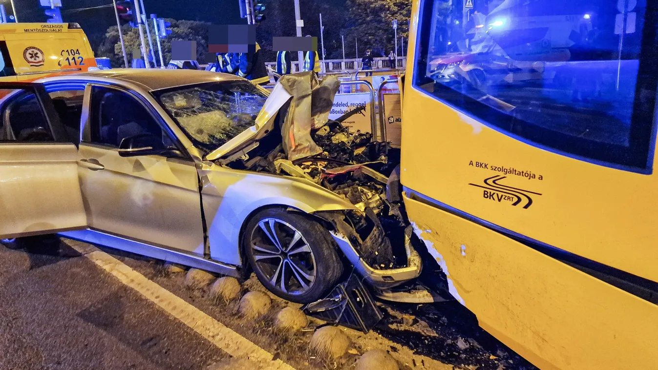 A 4-es villamosba csapódott egy BMW Budapesten