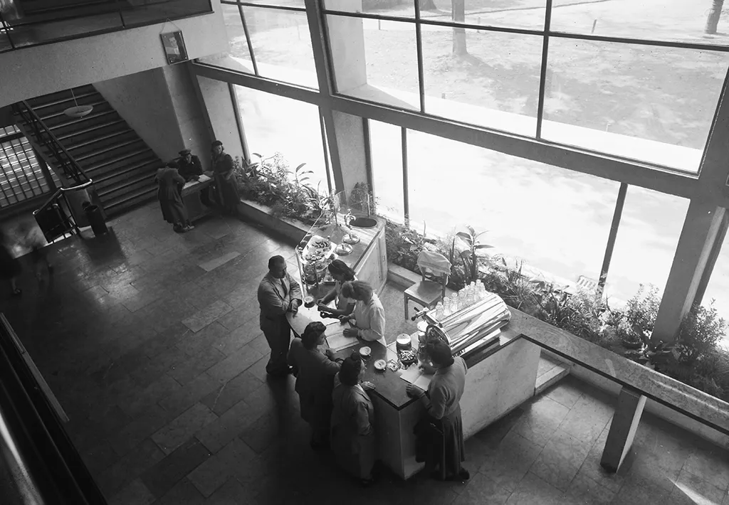 1949 - BUDAPEST V. ERZSÉBET (SZTÁLIN) TÉR, MÁVAUT AUTÓBUSZ-PÁLYAUDVAR, UTASVÁRÓ / Fortepan / UVATERV

