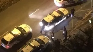 Négy rendőrautó vette körbe az újpalotai buszmegállónál a feltételezett elkövetőt / Olvasói fotó 