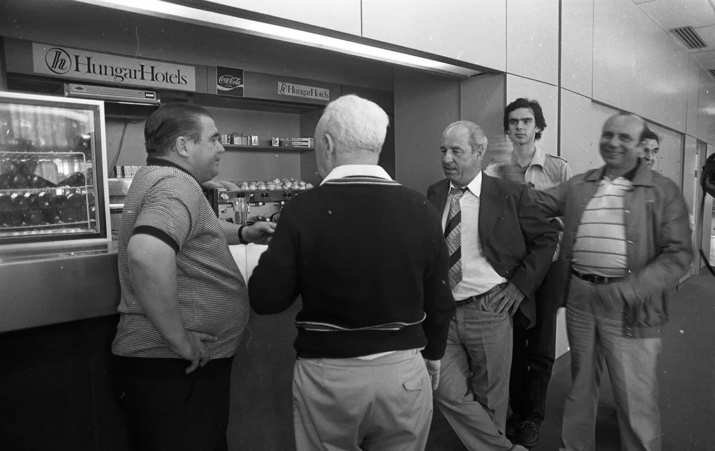 1982 - BUDAPEST XIV. A BUDAPEST SPORTCSARNOK BÜFÉJE / Fortepan / Urbán Tamás - Balra Puskás Ferenc, a kép jobb szélén Hámori Tibor a "Puskás - Legenda és valóság" cimű könyv írója

