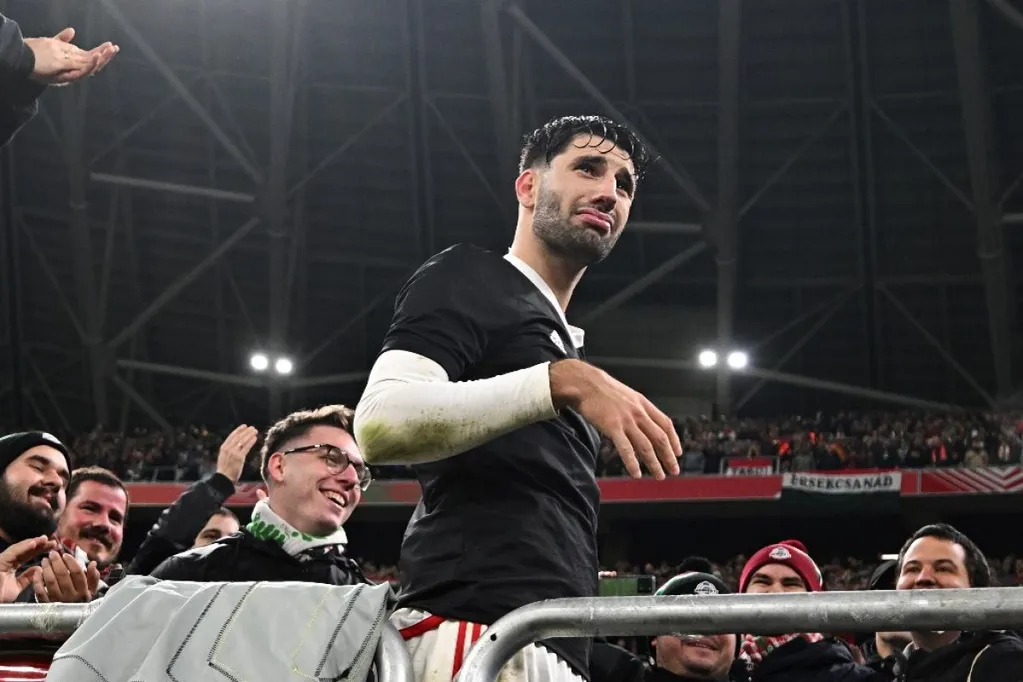 Szoboszlai Dominik a szurkolóktól kapott pálinka lehúzása után