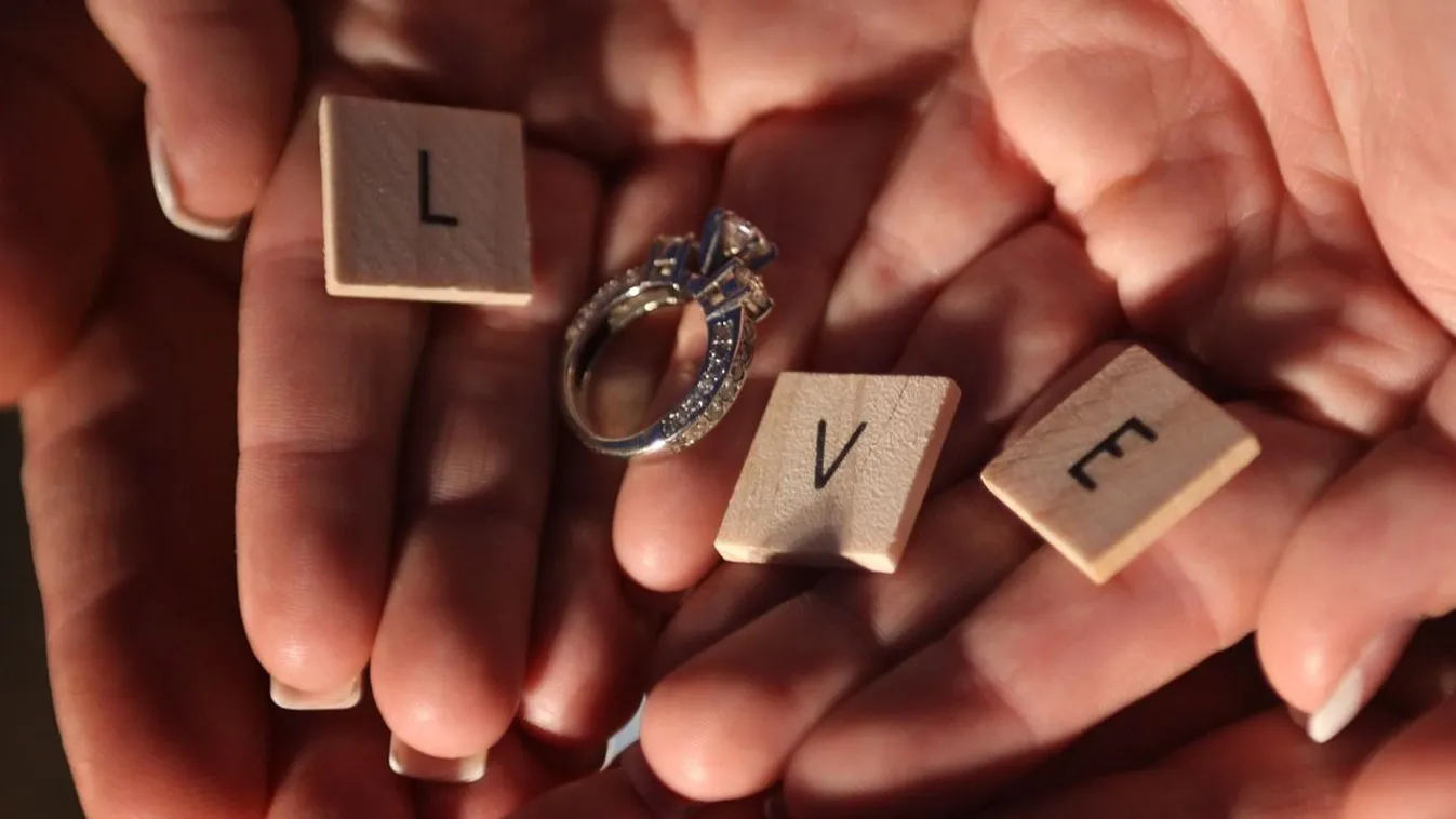 Újabb kép: így reagált Tusup és menyasszonya a gratulálóknak