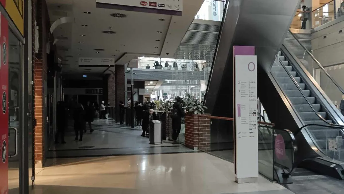 Elment az áram a Corvin Plázában, van ahol teljesen a homály 