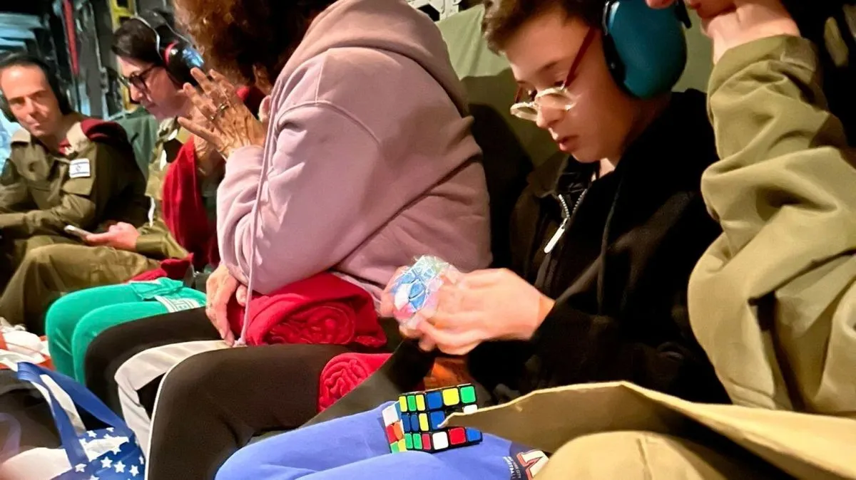 Az izraeli fiú rajong a Rubik-kockáért 