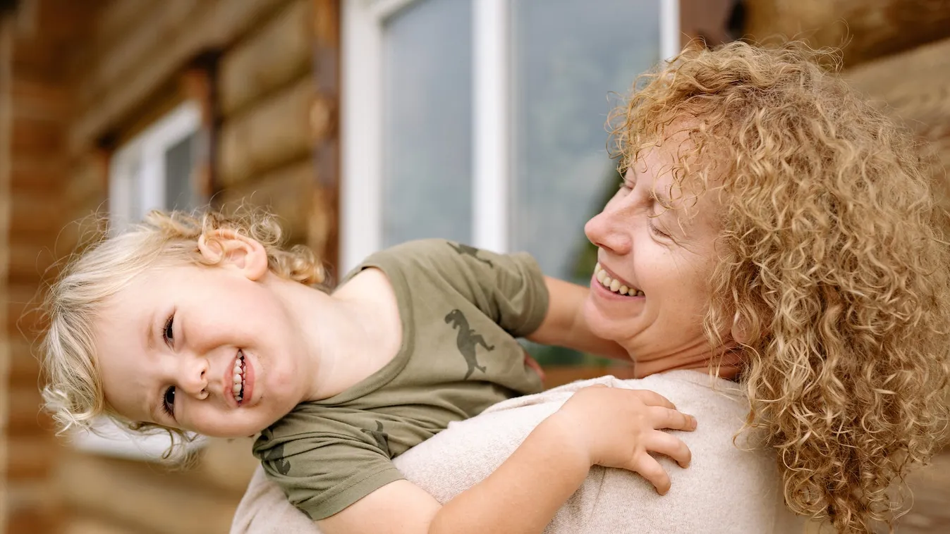 Pénzt kér a nagymama, amiért vigyáz az unokájára