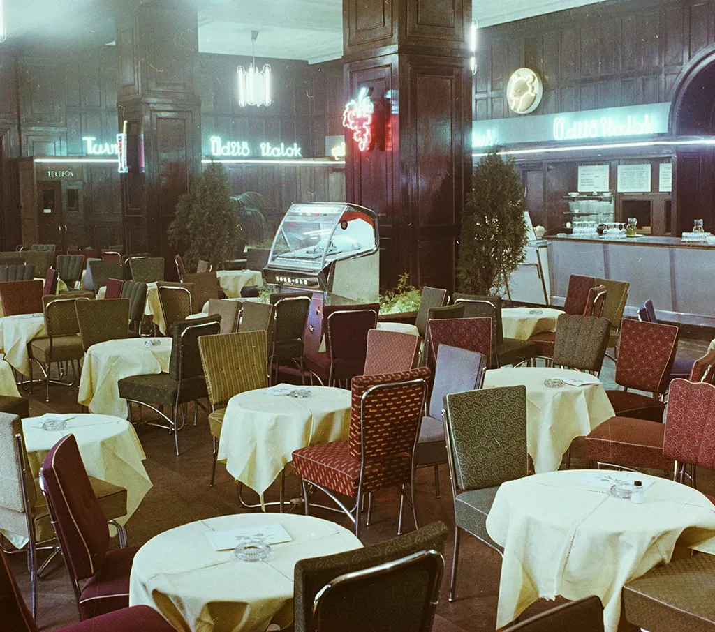 1958 - BUDAPEST V., SZÉCHENYI ISTVÁN (ROOSEVELT) TÉR 5., GRESHAM MACKÓ BÜFÉ / Fortepan / Bauer Sándor


