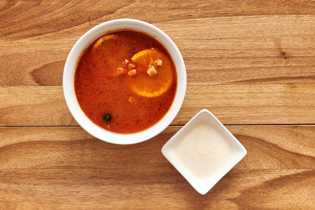 White,Plate,With,Hodgepodge,Soup,With,Lemon,On,The,Wooden