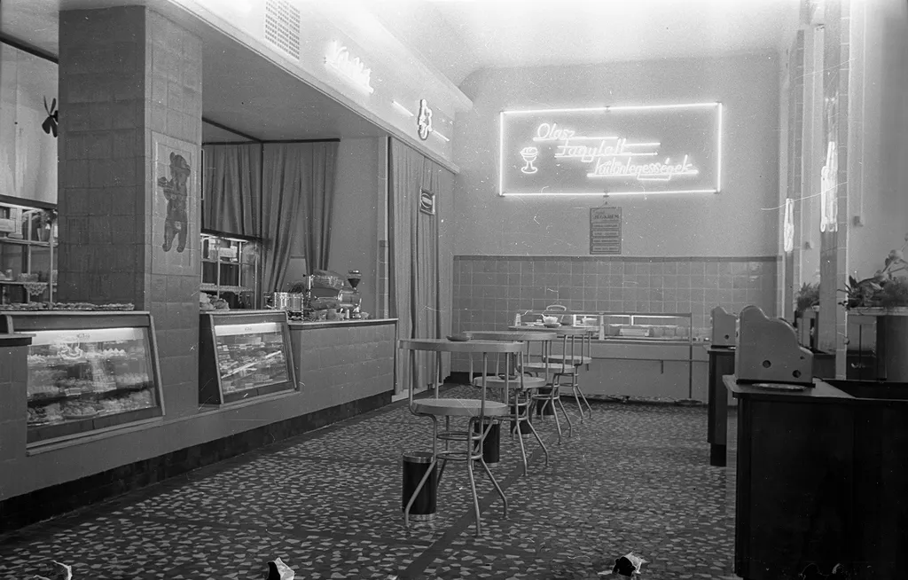 1959 - BUDAPEST VIII., RÁKÓCZI ÚT 9., PUSKIN UTCA SAROK, MACKÓ BÜFÉ / Fortepan / Bauer Sándor

