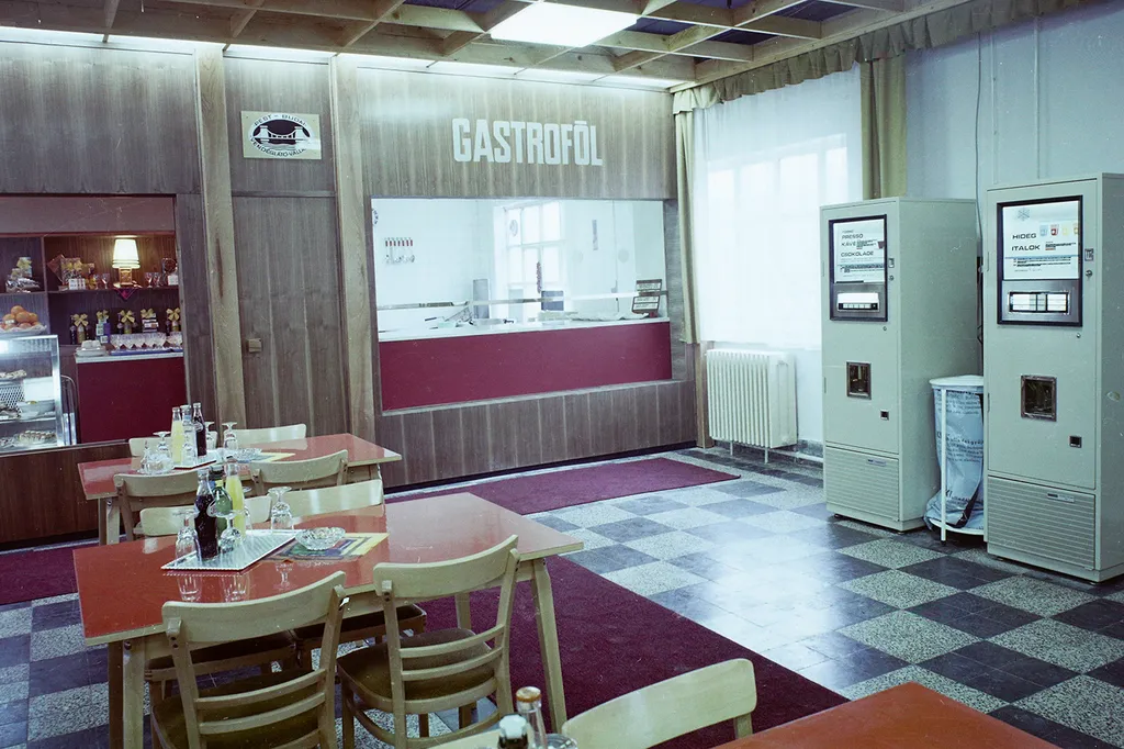 1972 - BUDAPEST XI., MŰEGYETEM RAKPART, BÜFÉ A BUDAPESTI MŰSZAKI EGYETEM KÖZPONTI ÉPÜLETÉNEK UDVARÁN FELÁLLÍTOTT BARAKKBAN / Fortepan / Bauer Sándor

