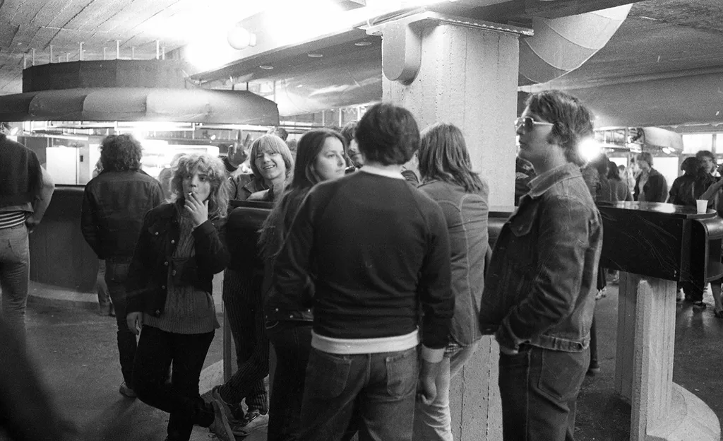 1985 - BUDAPEST XIV., VÁROSLIGET, ZICHY MIHÁLY ÚT 14., PETŐFI CSARNOK, BÜFÉ / Fortepan / Urbán Tamás

