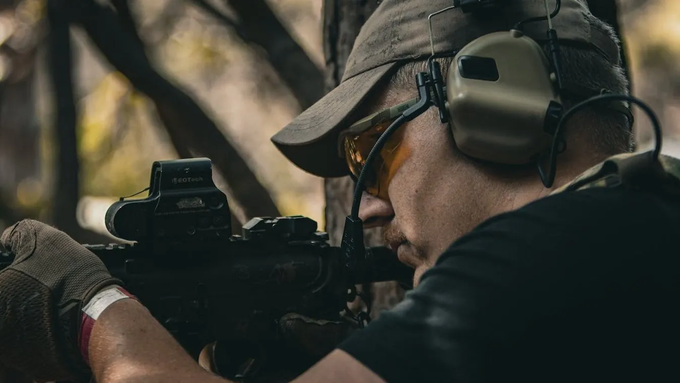 Óriási robbanások, célzott és lőtt a mesterlövész Budapesten