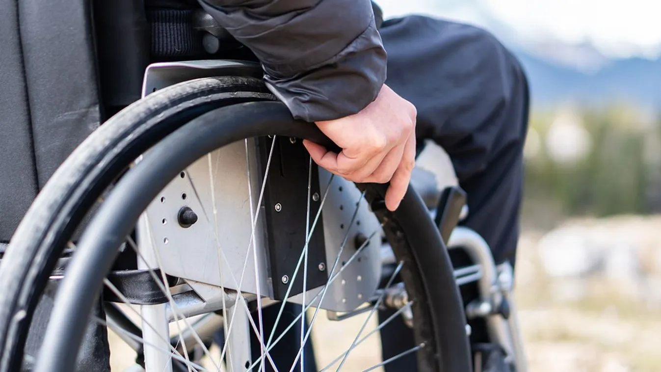 Szívfacsaró: ellopták egy 12 éves kislány kerekesszékét