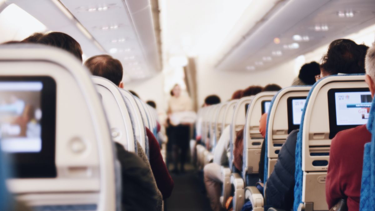 Pánik a repülőn, erőszakos utas kényszerítette földre a gépet – Ripost