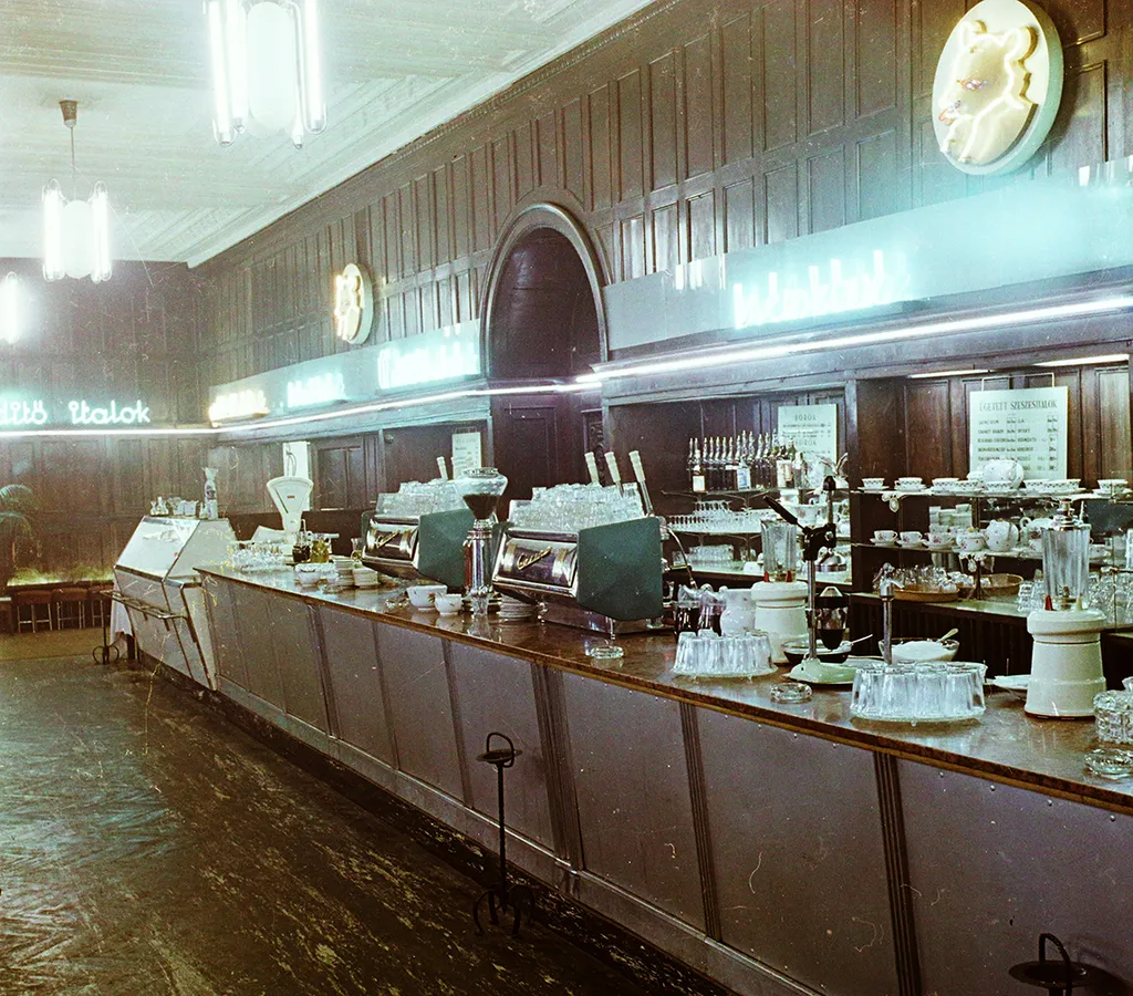 1958 - BUDAPEST V., SZÉCHENYI ISTVÁN (ROOSEVELT) TÉR 5., GRESHAM MACKÓ BÜFÉ / Fortepan / Bauer Sándor

