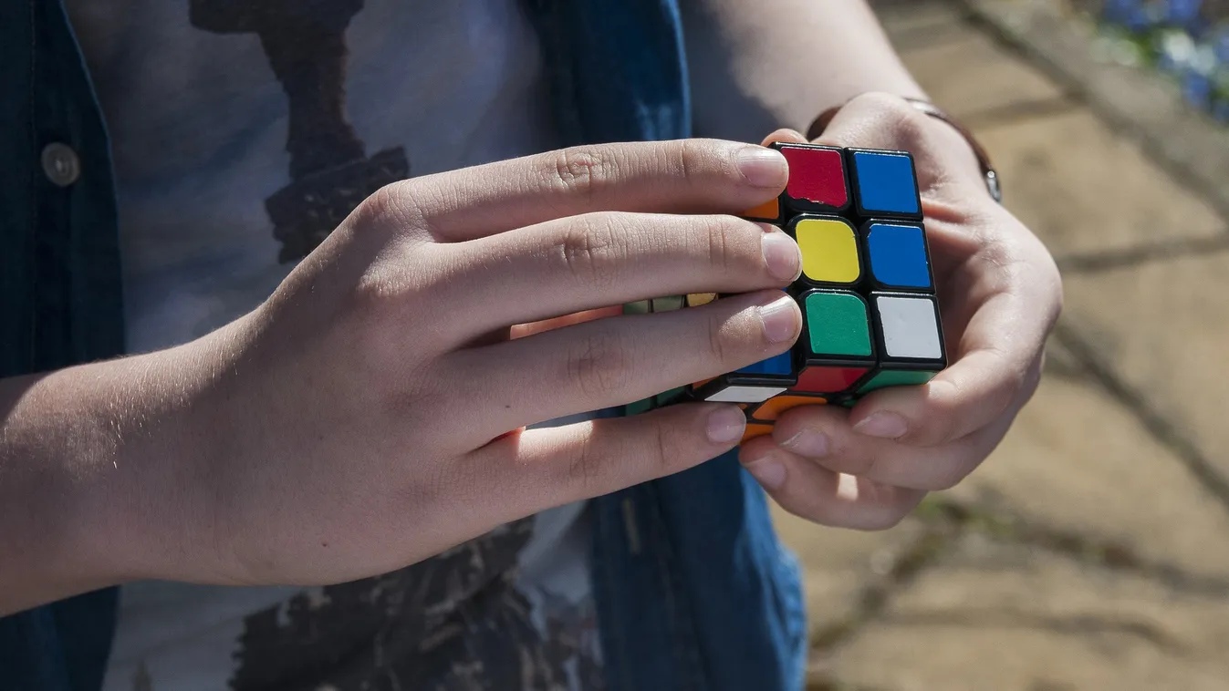 Futás közben rakta ki a Rubik-kockát a rekorder – Videó