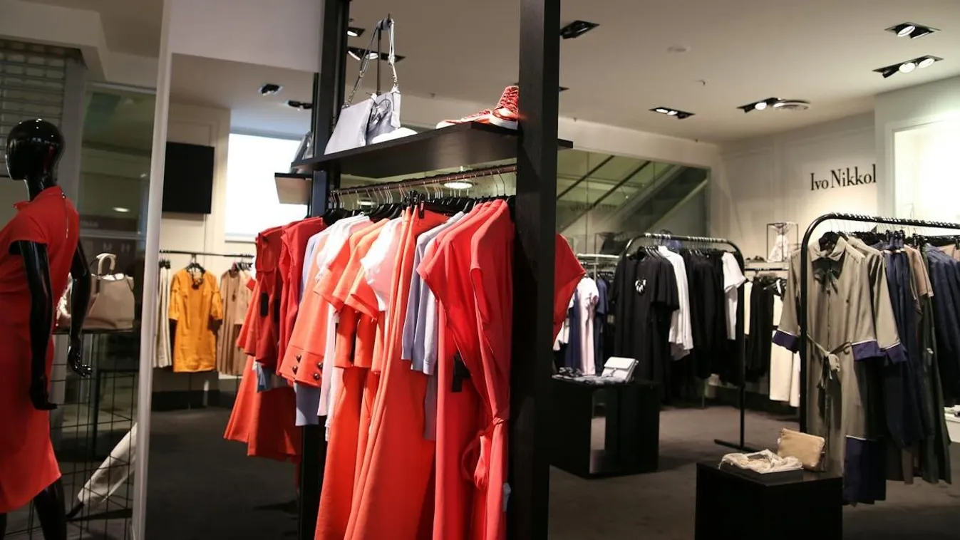 Vetkőzni kezdett a lopáson ért férfi a pláza közepén